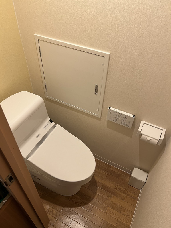 トイレはこんな感じ。やっぱりユニットバスじゃ無いのはいいです