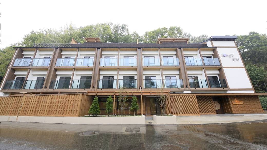 ほっこり安らげる
やさしいエントランス / 2