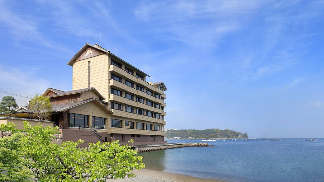 絶景に心包まれる
海辺の宿にチェックイン / 3