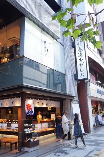 「追分だんご本舗 新宿本店」外観 1150922 新宿駅から歩いて7～8分のところにお店があります。