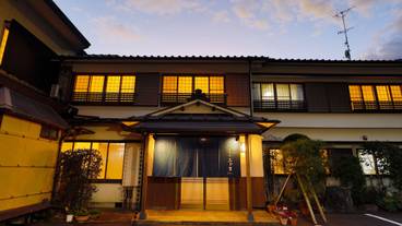 夕暮れ時の外観 / 1