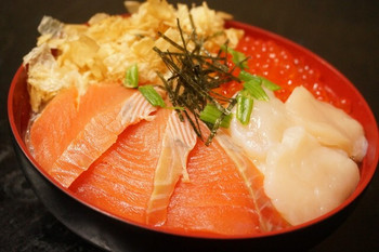 「郷土料理 武田」 料理 63689771 【しべつ鮭三代漬け丼】鮭・ほたての漬け、イクラ、鮭ぶしと標津の名産がてんこ盛り。　