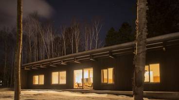 施設の正面 (日没後) / 1