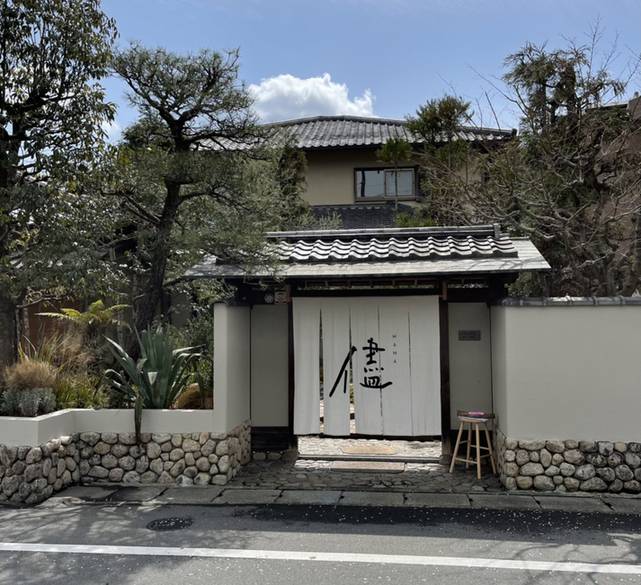 のれんが目印
和の風情漂う宿へin / 3