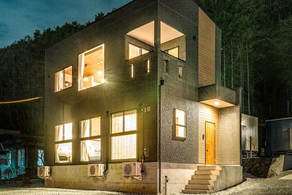 施設の正面 (日没後)