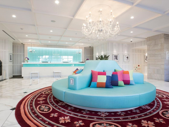 白・ブルー・ピンクを基調にしたおしゃれな館内