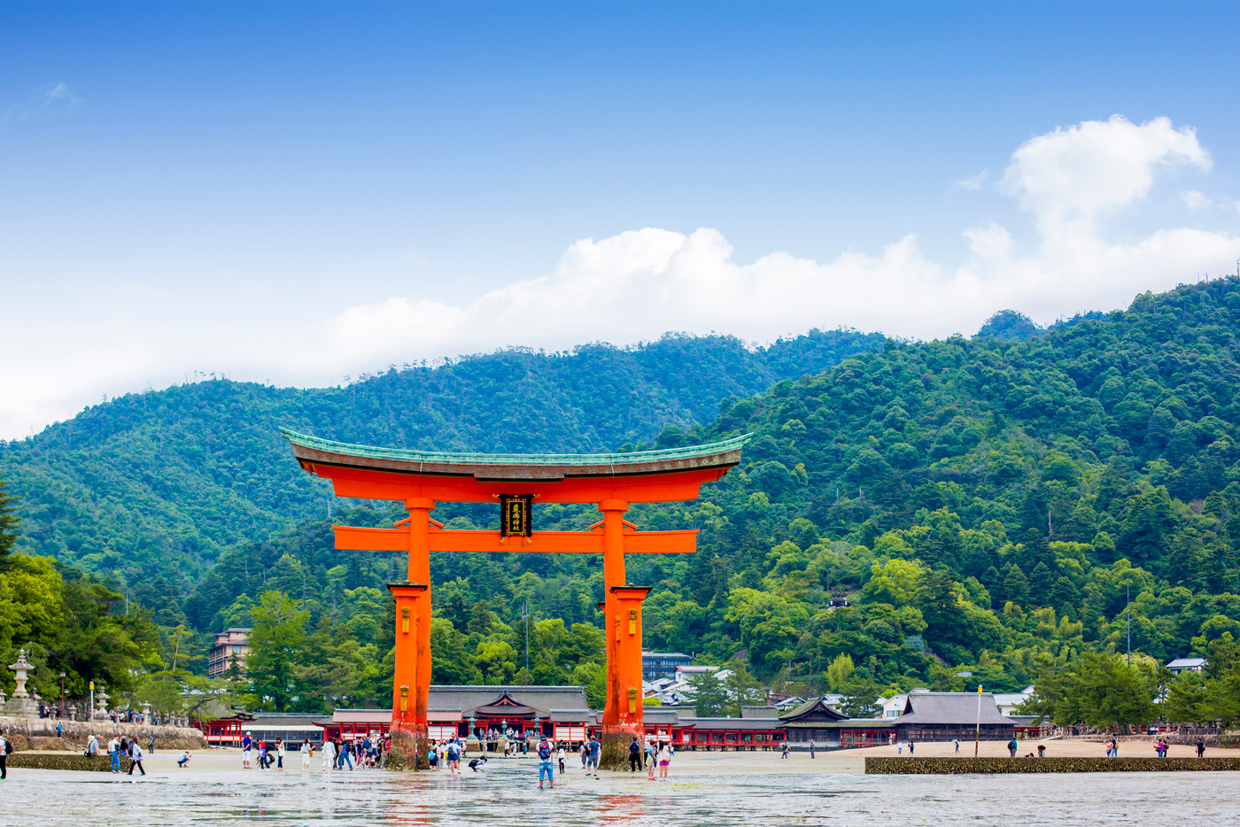 広島県宮島 大潮の厳島神社大鳥居