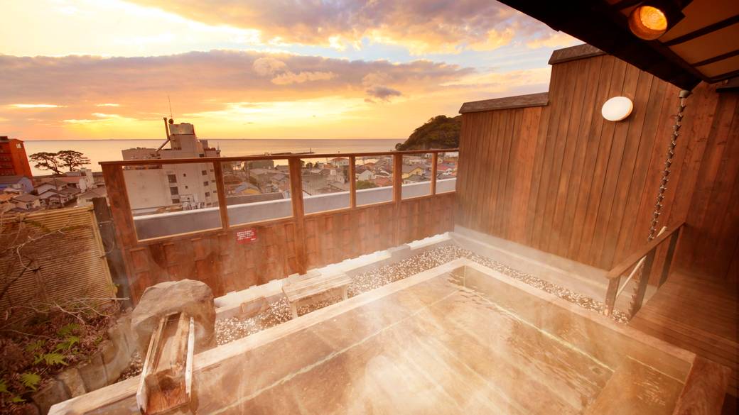 海辺の風景に癒される
広々とした浴場 / 2