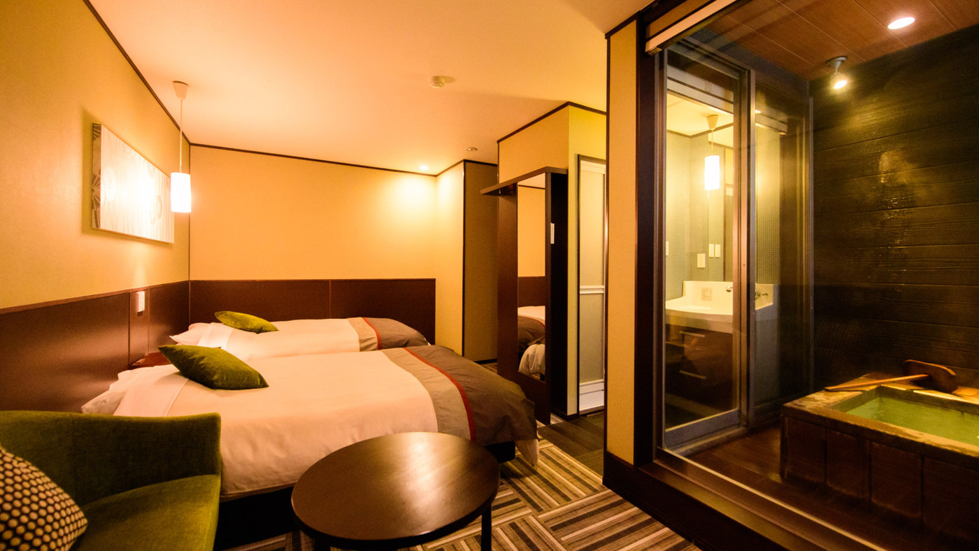 客室から「湯畑」を一望！100％かけ流しの露天風呂付き客室も3494057