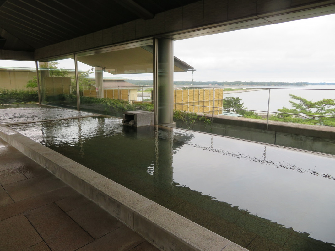 天然温泉内風呂、外は露天風呂