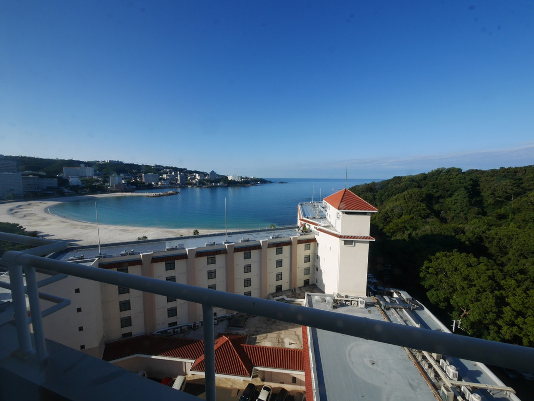 前のホテルが邪魔して14階だが海はこの程度