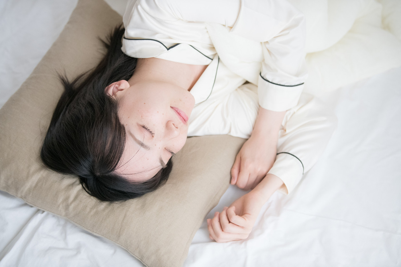 眠る若い日本人女性 