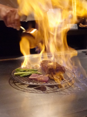 「彦根キャッスル リゾート＆スパ」 料理 114760849 近江牛ステーキ 
ソースは右から宮古島の塩、山葵のソース、ガーリック醤油