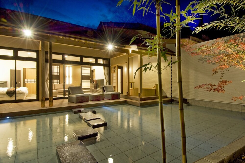 客室の露天風呂は地下約70ｍからくみ上げたミネラルウォーターを使用3563987