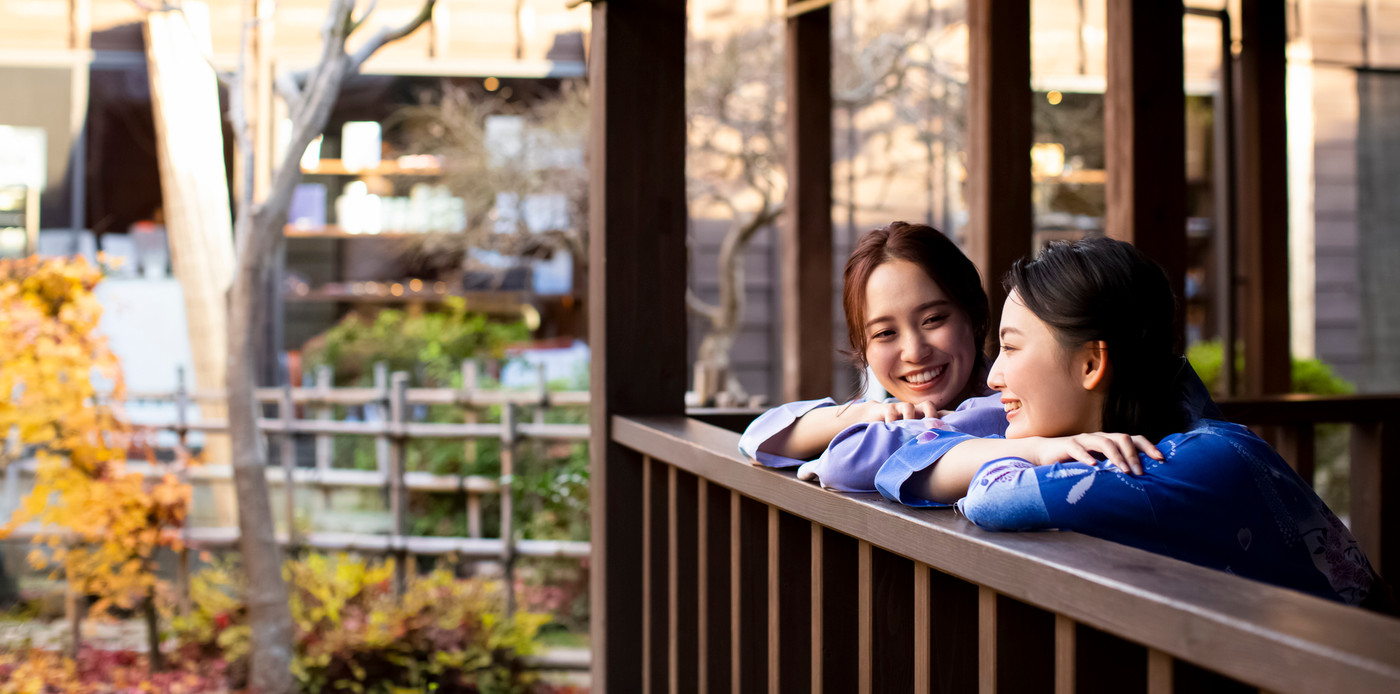 温泉旅行を楽しむ女性と友達