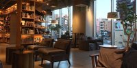 旅先でひとり豊かな時間に癒されよう。福岡市内のブックカフェ8選