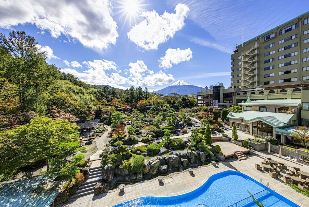 ホテル外観と庭園