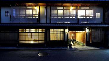 施設の正面 (日没後) / 3