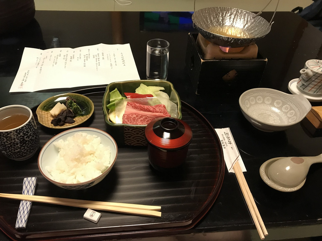 夕食です。順番に運ばれるので、これで全てではないです。