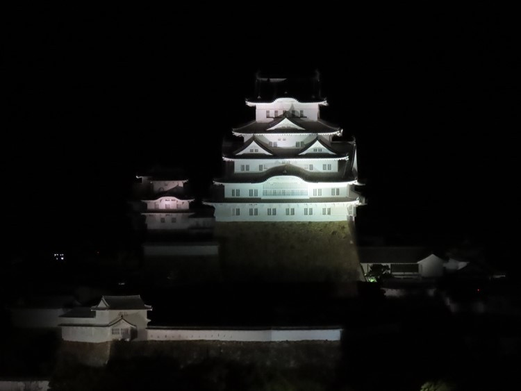 ライトアップされた姫路城天守もよく見えました。