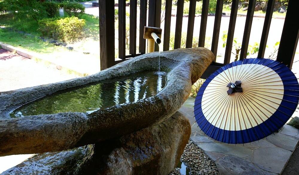 館内に湧き出る源泉 / 2