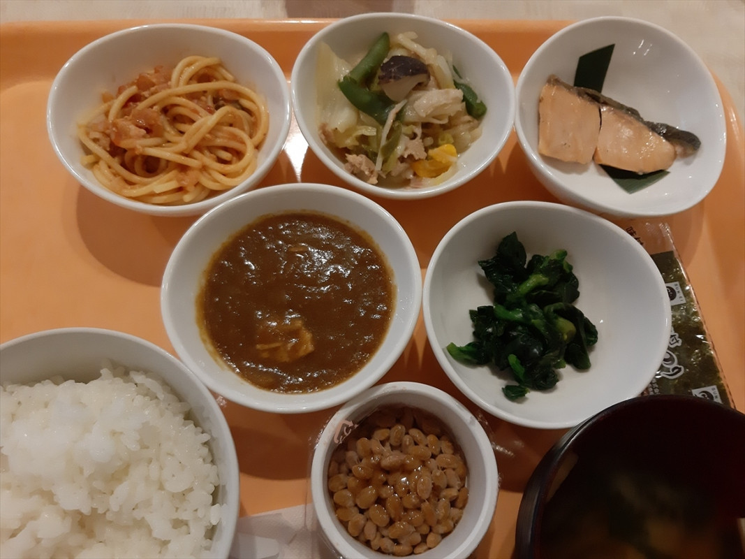 朝食ブッフェ。ランダムに取ってみましたがどれも味が薄い...