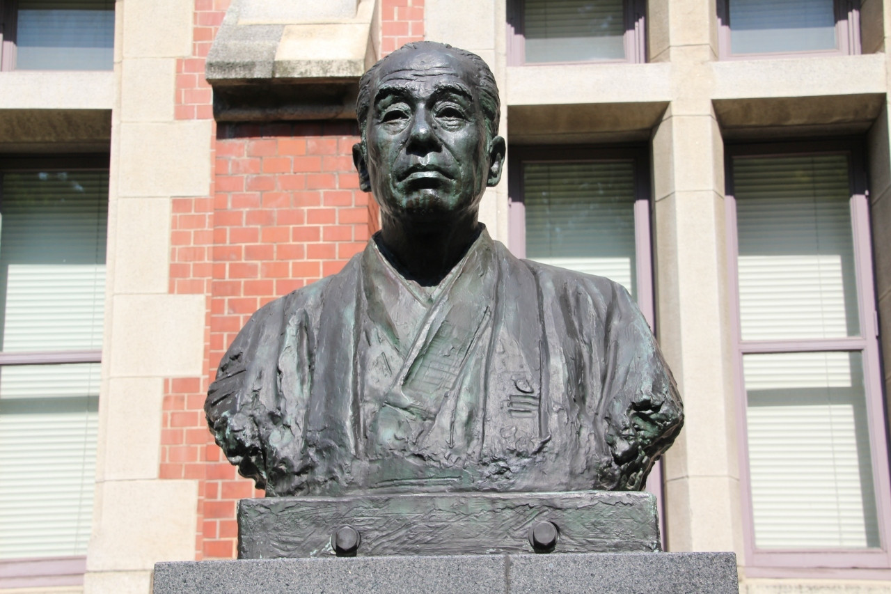 オーラを放つ像は記念撮影にぴったり3711678