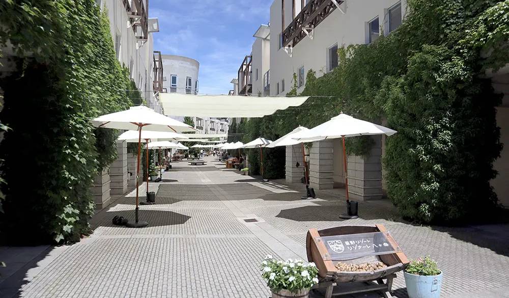 19店舗のレストランや雑貨店が並ぶ「ピーマン通り」。イタリアの山岳都市をイメージした通りは、八ヶ岳に暮らす人も立ち寄る安らぎの場所です。