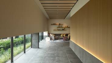 エレベーターホールからロビーへ向かう廊下 / 1