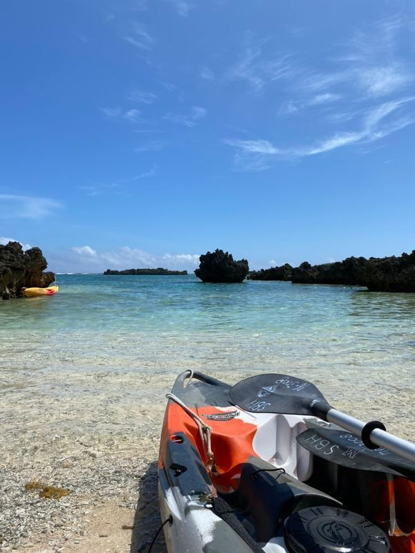 近くのビーチでカヌー体験。透明度抜群！ / 1