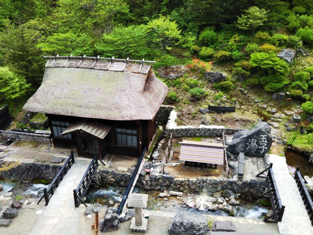 部屋から茅葺の内風呂を望む
