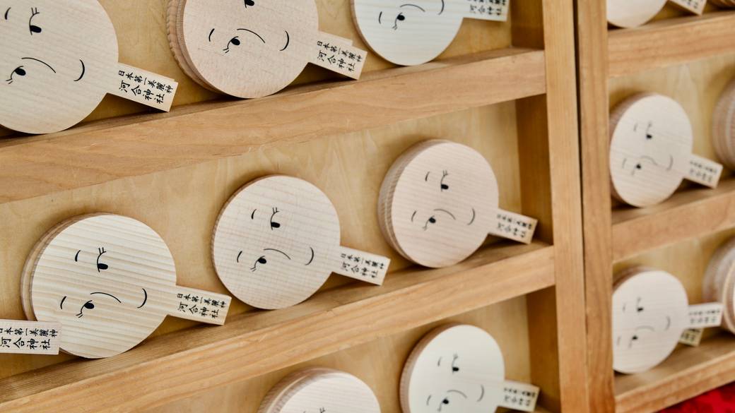 笑顔が可愛らしい「鏡絵馬」 / 2