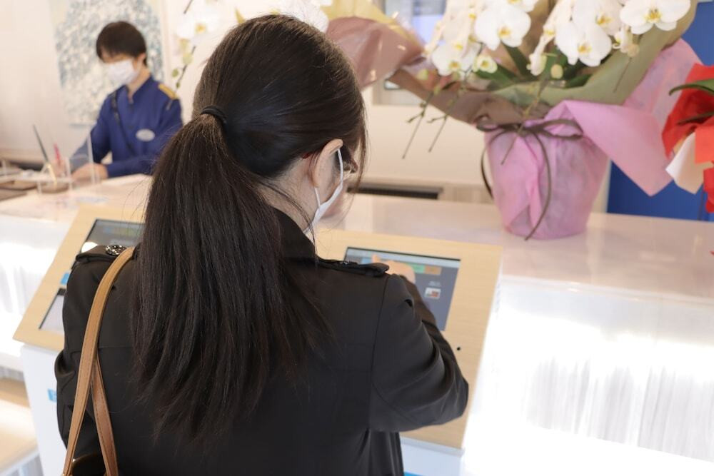 チェックイン / チェックアウト キオスク