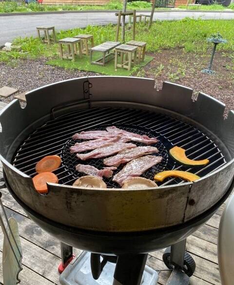 夕食はテラスで
熱々のバーベキュー！ / 3