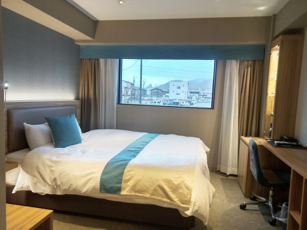 ダブルルームです。駐車場が見えます。