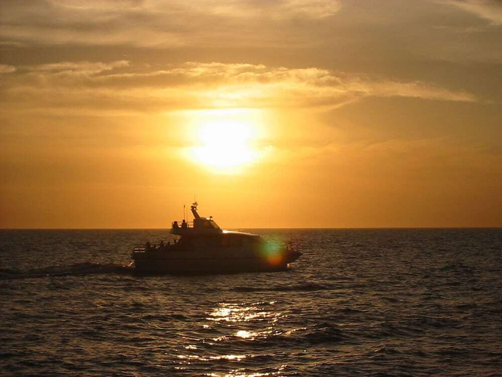 沖縄の夕陽を「サンセットクルージング」で3996273