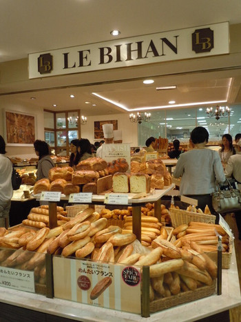 「ルビアン 阪神百貨店」内観 997008 人であふれるとはこういうことだね