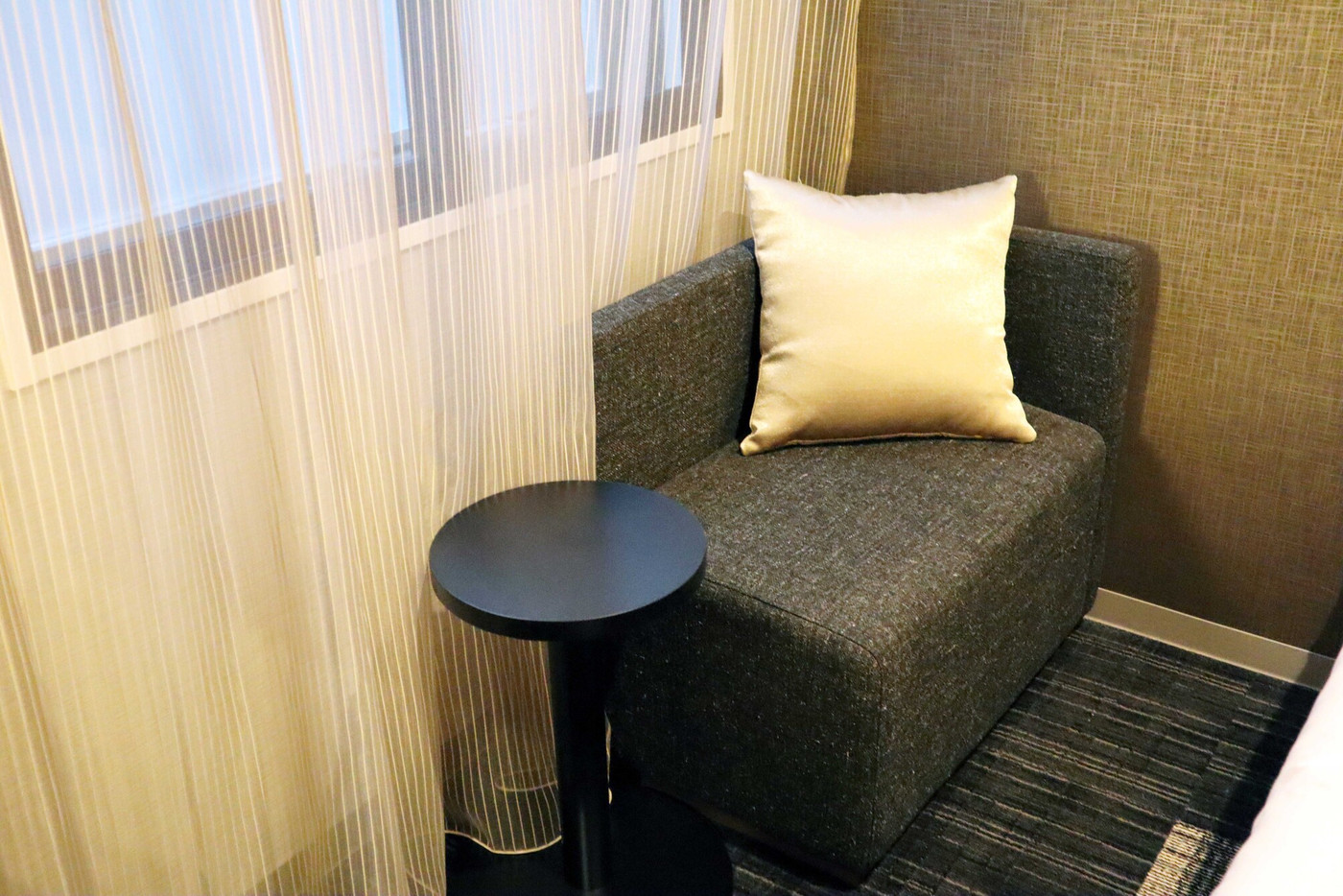 窓際の小さなソファでのんびりできる1997978