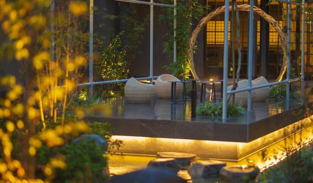 茶バー「茶壺」から見える水庭 / 1