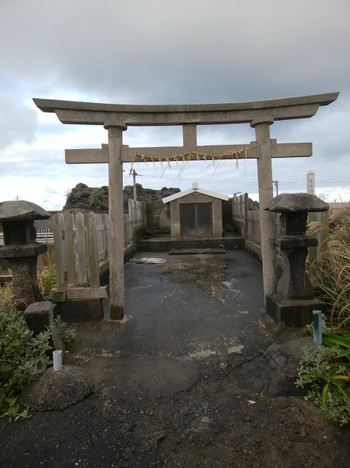 神津島港に到着したら、「龍神様」にご挨拶3711504