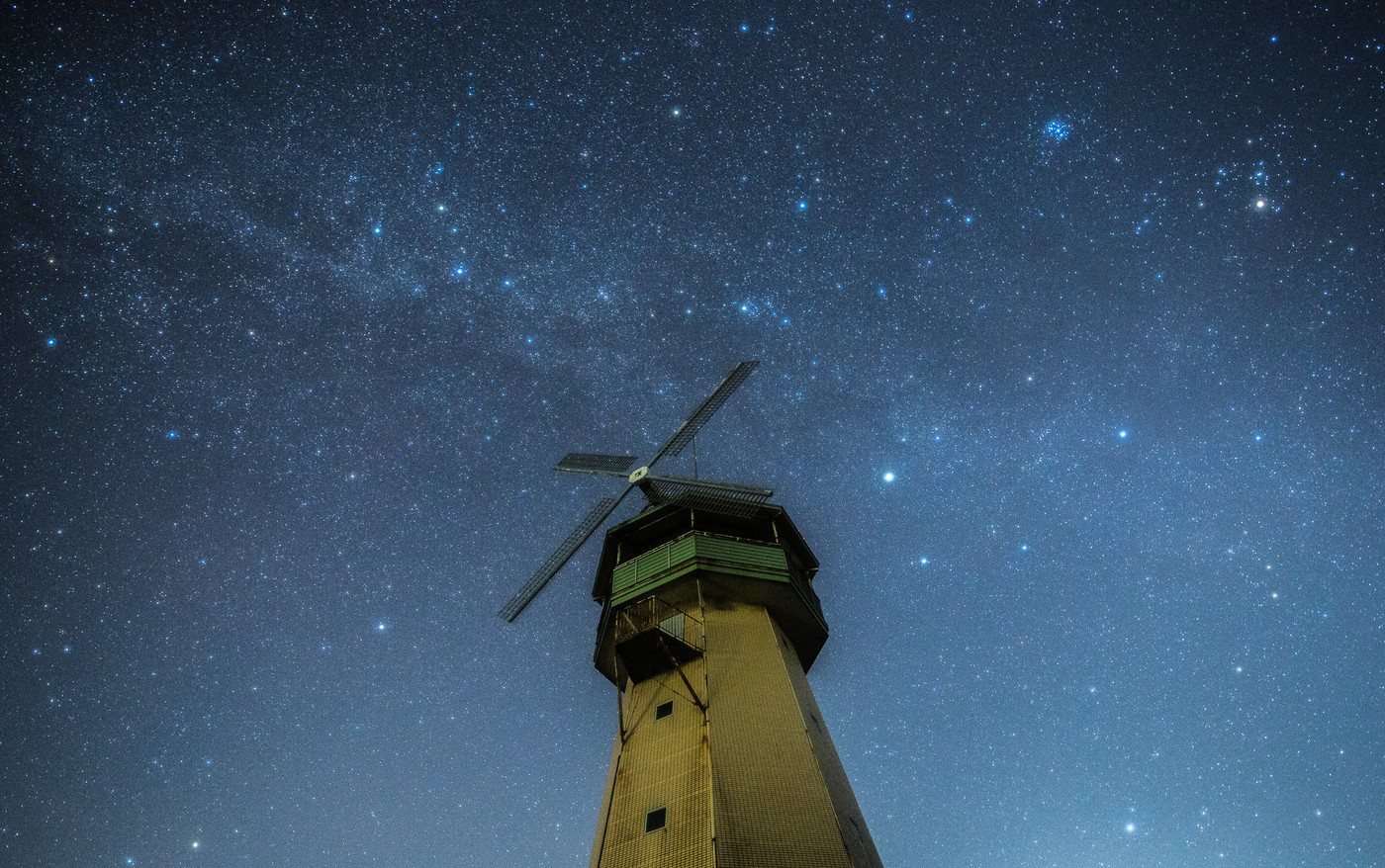《茨城県 プラトーさとみ》プラトー里見での風車と星空