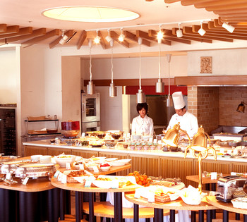 宿泊者限定のガーデンプールでのんびり。テーマパーク近くでリゾート気分を満喫♪3965311