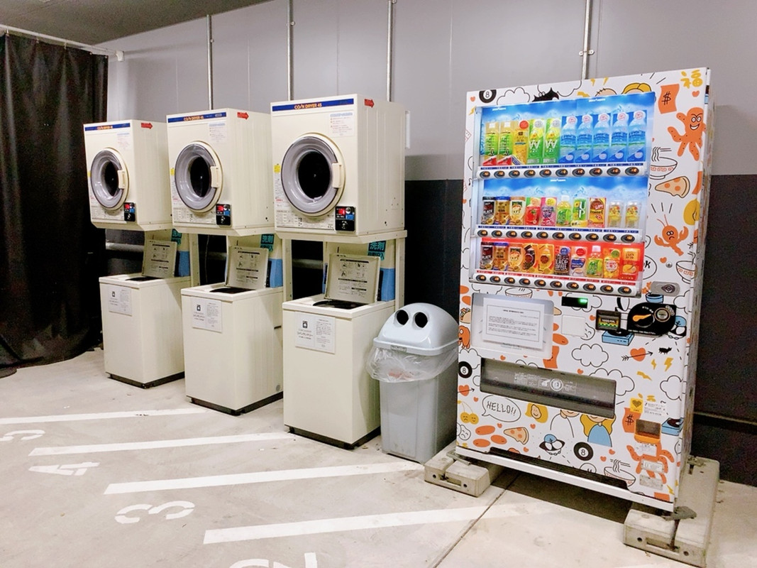 外にコインランドリー