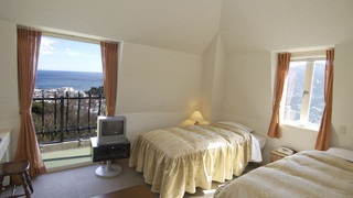 ルーム シングルベッド 2 台 バルコニー マウンテンビュー