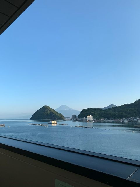 客室の大きな窓から望む美しい景色。角部屋の「月」は、独立した9畳のベッドルームと10畳の和室に分かれた、宿内で一番豪華なお部屋 / 1