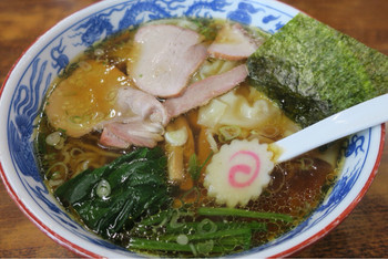 「とら食堂」料理 1038969 201608 スープはさっぱり澄んでいるが、名古屋コーチンなど複数の地鶏の丸鶏を使った自然な旨味と醤油のコクが深くじわりと染み渡る味わい
