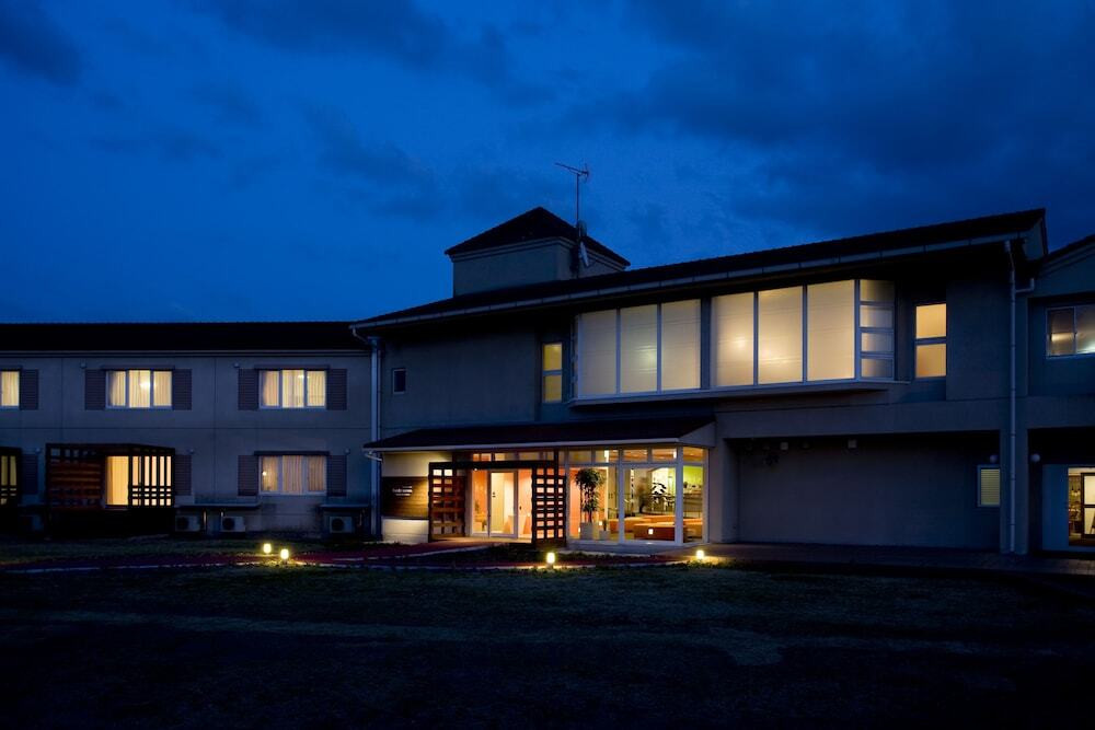 施設の正面 (日没後)