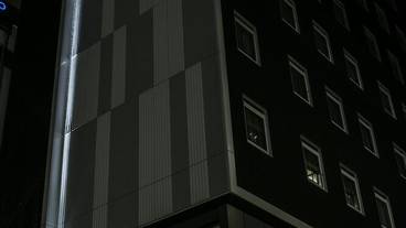 施設の正面 (日没後) / 1