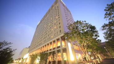 施設の正面 (日没後) / 1