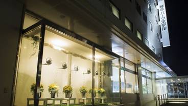 施設の正面 (日没後) / 1